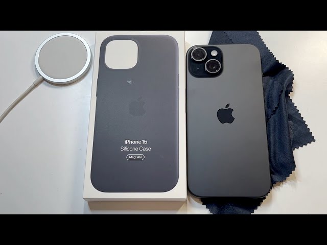 iPhone 15 Silicone Case with MagSafe - Black